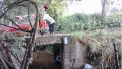 Žena bacila 20 vreća otpada u reku: Smeće vadila iz gepeka, oglasila se inspekcija (VIDEO)