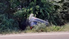 SAOBRAĆAJNA NESREĆA KOD TOPOLE Sleteo sa puta i prevrnuo se na krov