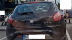 DRAMA NA BULEVARU Roditelji na vrućini zaključali dete u kolima, zatvorili prozore i otišli