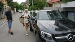 BAHATO! Vozač Ane Nikolić vozi auto nemačkih tablica bez papira dok se ona krije u stanu! (FOTO)