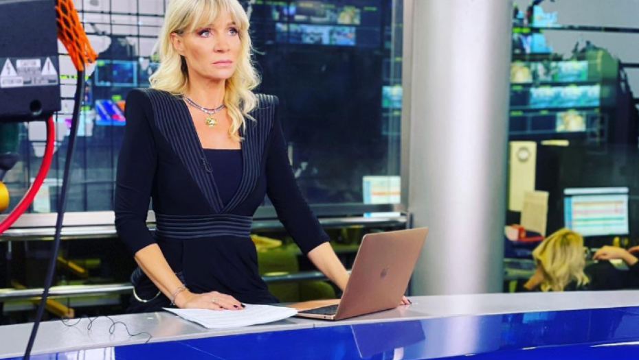 OVAJ MOĆNIK STOJI IZA VODITELJKE DNEVNIKA! Strogo ga krije i čuva od očiju javnosti (FOTO)