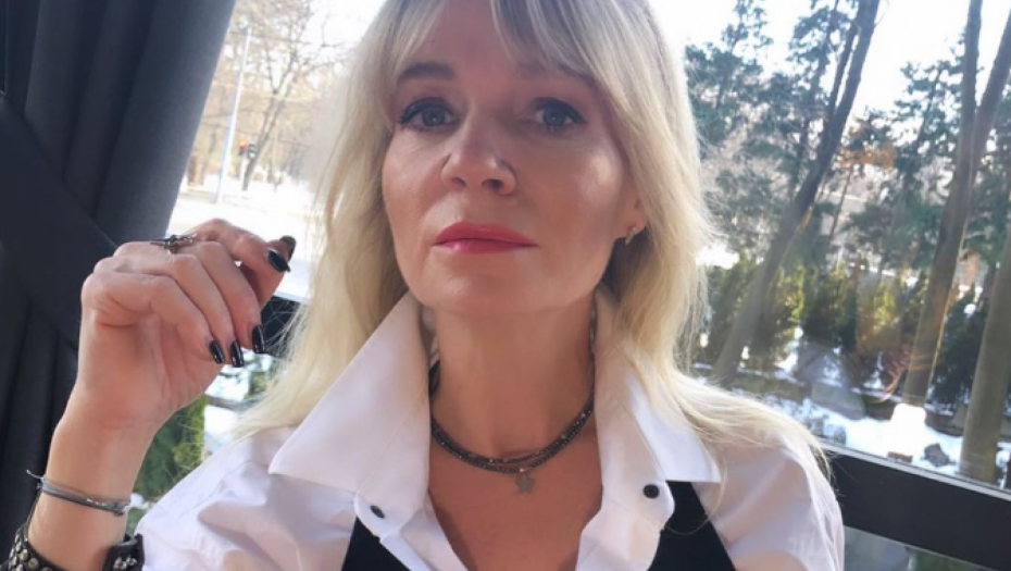 SKINULA SE VODITELJKA DNEVNIKA! Vreli kadrovi sa mora, Istakla obline i digla noge