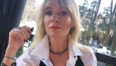 SKINULA SE VODITELJKA DNEVNIKA! Vreli kadrovi sa mora, Istakla obline i digla noge