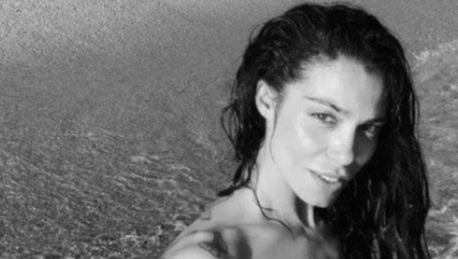 IZNENADA UMRLA MLADA GLUMICA! Porodica i prijatelji zanemeli, iza sebe ostavila dvoje maloletne dece (FOTO)