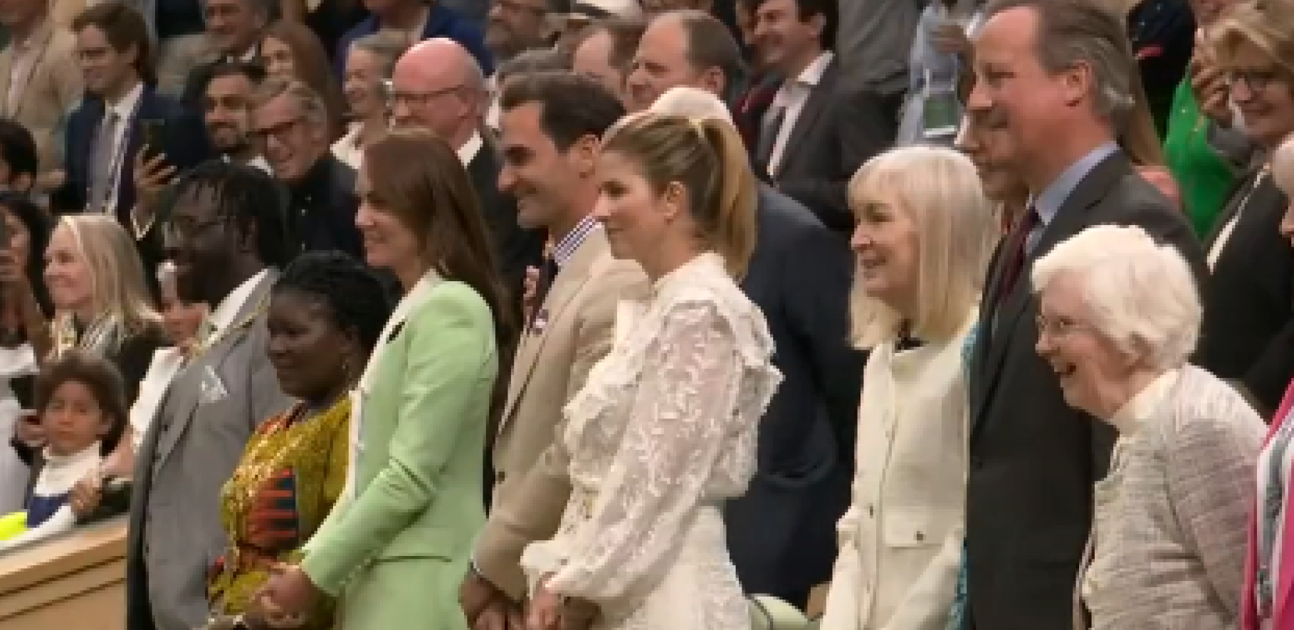 ŠTA MIRKA OBUČE NA SEBE... Košmar za gospođu Federer: Prvo se naljutila na Rodžera, a sad je ceo svet proziva zbog haljine (FOTO)