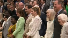 FEDEREROVA DRAMA NA VIMBLDONU Prisno ćaskao sa Kejt Midlton, Mirka se smeškala pa poludela od besa (VIDEO)