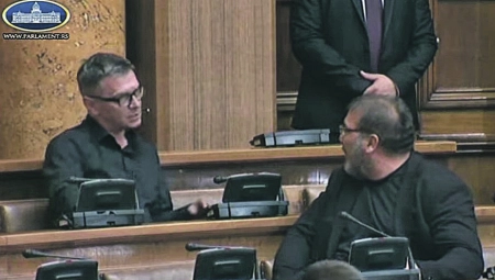 SKANDAL! "ĆUTA JE POKUŠAO DA ME UDARI!" Jezivo ponašanje u parlamentu jednog od organizatora protesta "protiv nasilja"