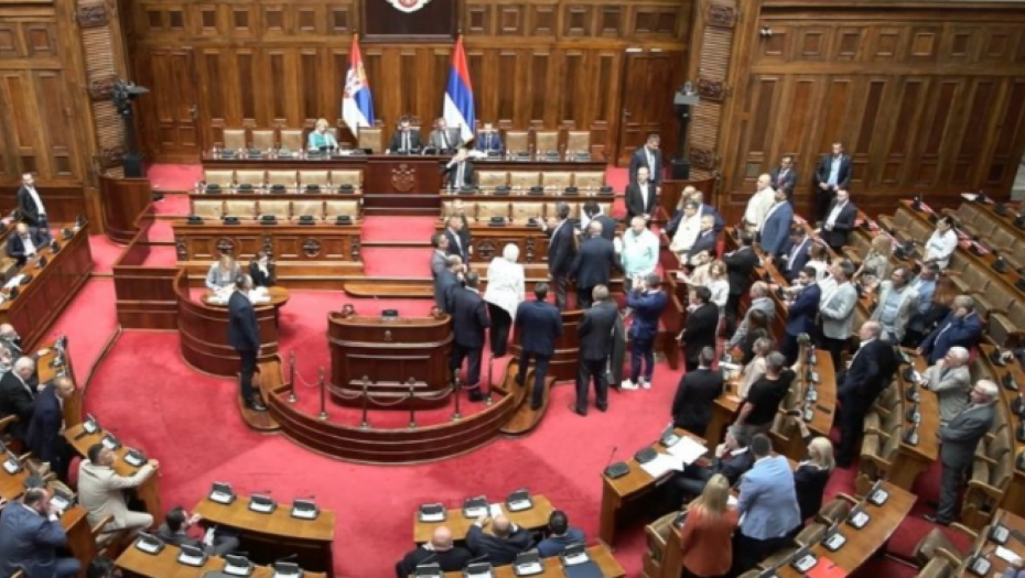 POSLANICI DELA OPOZICIJE LUPALI O STO, VIKALI Buran početak sednice u Narodnoj skupštini