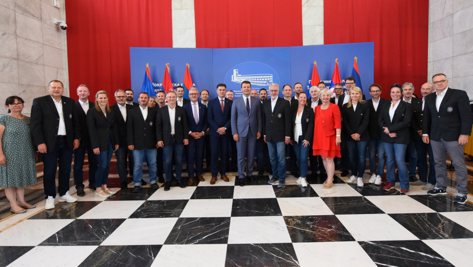 ZNAK ZAHVALNOSTI Miroviću uručeno najviše priznanje Crvenog krsta Srbije (FOTO)