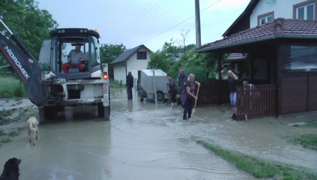 ODBRANJEN MANASTIR TRNAVA OD VODENE BUJICE Nivo vode u opadanju, radi se na sanaciji štete
