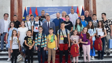 Predsednik Mirović ugostio mališane sa Kosova i Metohije (FOTO)