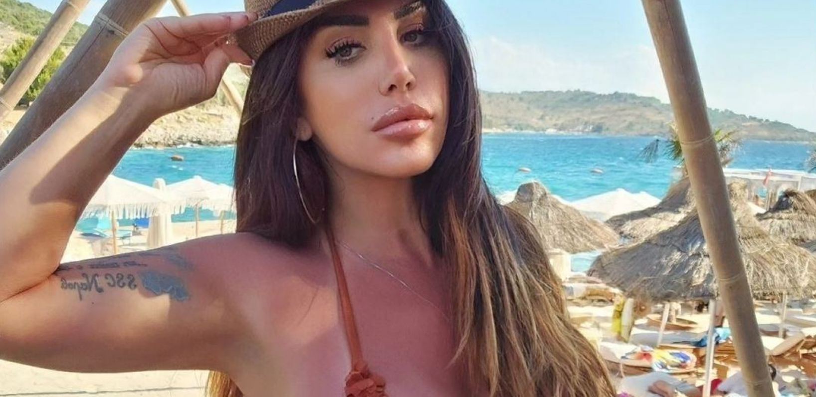 U SLAVU „SKUDETA“ Bujna Napolitanka s letovanja pokazuje tetovaže, a i malo više od toga