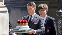 DANAS JE DRUGO KRUNISANJE KRALJA ČARLSA Kejt Midlton zablistala na ceremoniji u Škotskoj