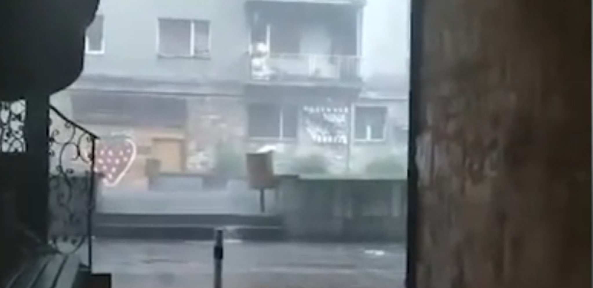 STRAŠAN PRIZOR U KRUŠEVCU Kao da se nebo otvorilo: Kiša lije, vetar nosi sve pred sobom (VIDEO)