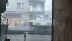 STRAŠAN PRIZOR U KRUŠEVCU Kao da se nebo otvorilo: Kiša lije, vetar nosi sve pred sobom (VIDEO)