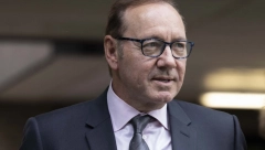 KEVIN SPEJSI OSLOBOĐEN OPTUŽBI! Glumac proglašen nevinim za devet tačaka napada, krenuo da plače nakon presude!