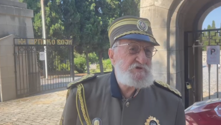 "DOŠLI SMO DA ISPRATIMO NAŠEG ĐORĐA VELIKOG" Mileta Pavićević stigao na sahranu svog dugogodišnjeg prijatelja (FOTO/VIDEO)