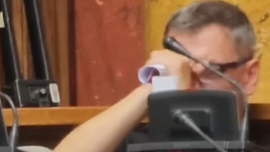 NEĆETE VEROVATI ŠTA ĆUTA RADI U SKUPŠTINI! Opozicionar šokirao ponašanjem