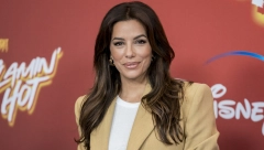 EVA LONGORIJA POKAZALA SAVRŠEN POSLOVNI AUTFIT Suknja koja izdužuje noge u kombinaciji sa sakoom idealna uza žene u pedesetim