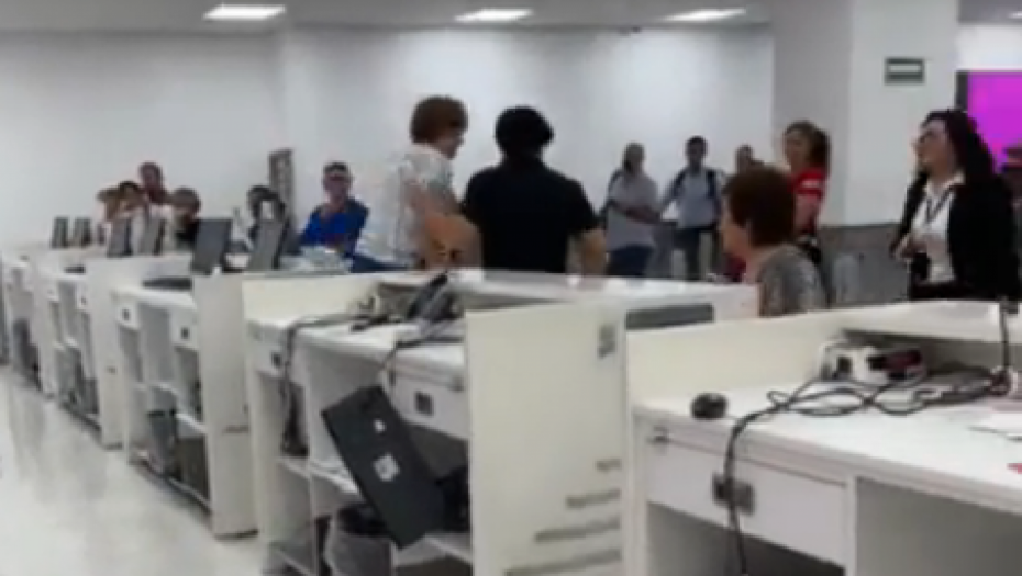 HAOS NA AERODROMU Izgubila kontrolu, pa počela da baca stvari - leteli miševi i monitori na sve strane, ljudi gledali u šoku!  (VIDEO)