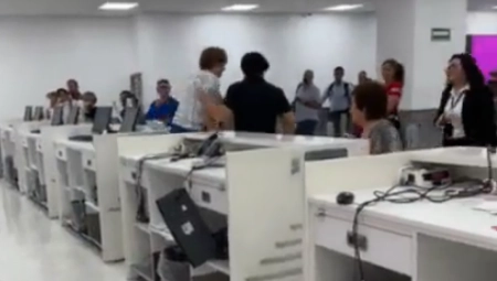 HAOS NA AERODROMU Izgubila kontrolu, pa počela da baca stvari - leteli miševi i monitori na sve strane, ljudi gledali u šoku!  (VIDEO)