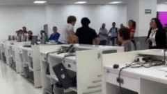 HAOS NA AERODROMU Izgubila kontrolu, pa počela da baca stvari - leteli miševi i monitori na sve strane, ljudi gledali u šoku!  (VIDEO)