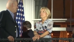 ŠTA TO BAJDEN RADI U PRISUSTVU DECE? Društvene mreže gore zbog ovog poteza sina predsednika SAD (VIDEO)