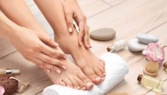 TRI TOP TRENDA PEDIKIRA OVOG LETA Ove sezone na noktima ćemo se poigravati sa jarkim bojama