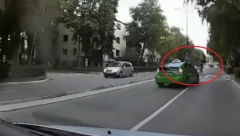 JEZIV SNIMAK IZ NIŠA Taksista umalo ubio ženu na pešačkom, jedna sekunda i udario bi je