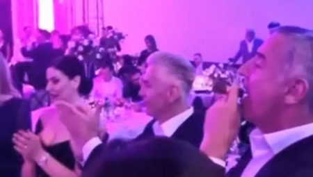 DVOSTRUKI ARŠINI Milo puši tompus dok se izvodi himna Crne Gore (VIDEO)