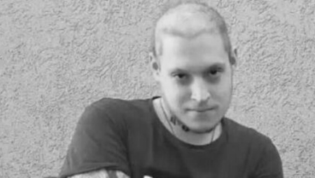 SAHRANA MLADOG MUZIČARA Ispred kapele ogroman venac, Đekson, Vojaž i Paja slomljeni od  bola!