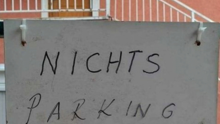 URNEBESAN ZNAK ZA ZABRANU PARKIRANJA Dodjali mu bahati vozači, posle ovog upozorenja svi mu zaobilaze kuću