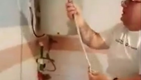 UŠAO U KADU I UMALO SE ONESVESTIO Strašno, pogledajte gde se zavukla zmija