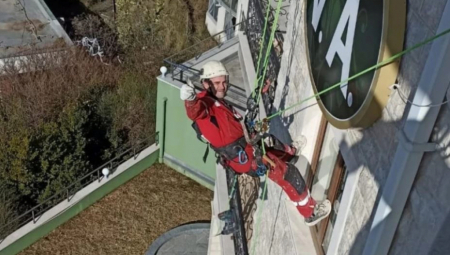Vise na užadima sa visokih zgrada, a u rukama imaju po nekoliko zanata: Maksim došao iz Rusije i bavi se industrijskim alpinizmom
