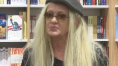 BEBI DOL ISPRATILA MAJKU NA VEČNI POČINAK Slomljena napustila kapelu, u rukama nosi jednu stvar