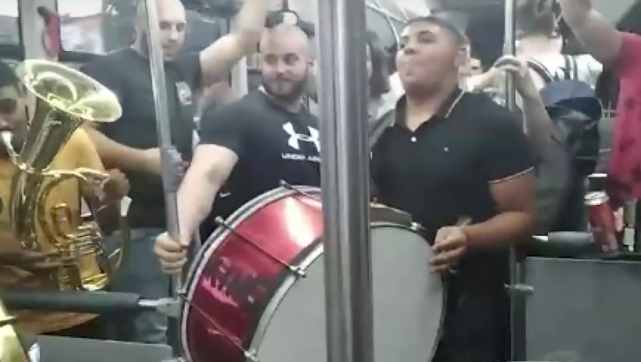 LUDA ŽURKA U AUTOBUSU 31! "Tebi moja mazo" grmi u gradskom prevozu na Autokomandi! (VIDEO)