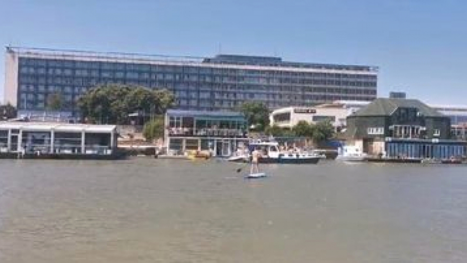 DANAS JE ON U CENTRU PAŽNJE Svi gledaju u beogradskog surfera (VIDEO)