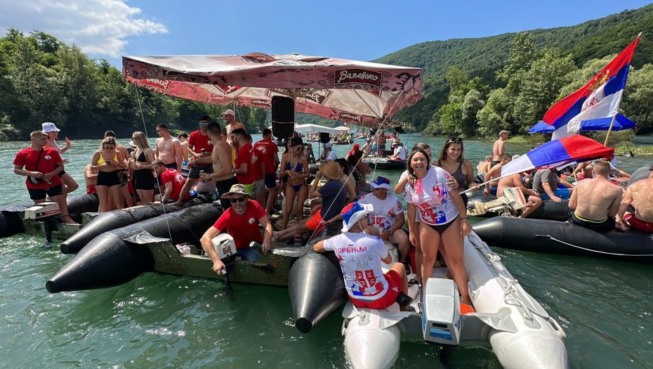 OVO JE NAJVESELIJA OPŠTINA NA BALKANU Preko hiljadu čamaca i oko 30.000 ljudi zaplovilo Drinom (FOTO)