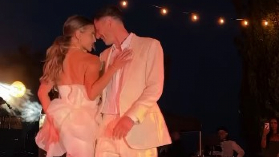 POLJSKA POSLA Majstor za golove ponovo stao pred oltar, navijači zaprepašćeni