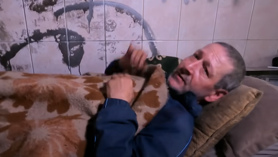 "ŽIVEO SAM U AUTU, ALI SU MI GA UKRALI" Saša dve godine spava u napuštenom tunelu, prolaznici vrše nuždu pored njega (VIDEO)