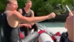 JOKIĆ PLIVA I VESLA NA DRINI Nikola napravio šou, masa počela da mu skandira, njegova reakcija oduševila sve (VIDEO)