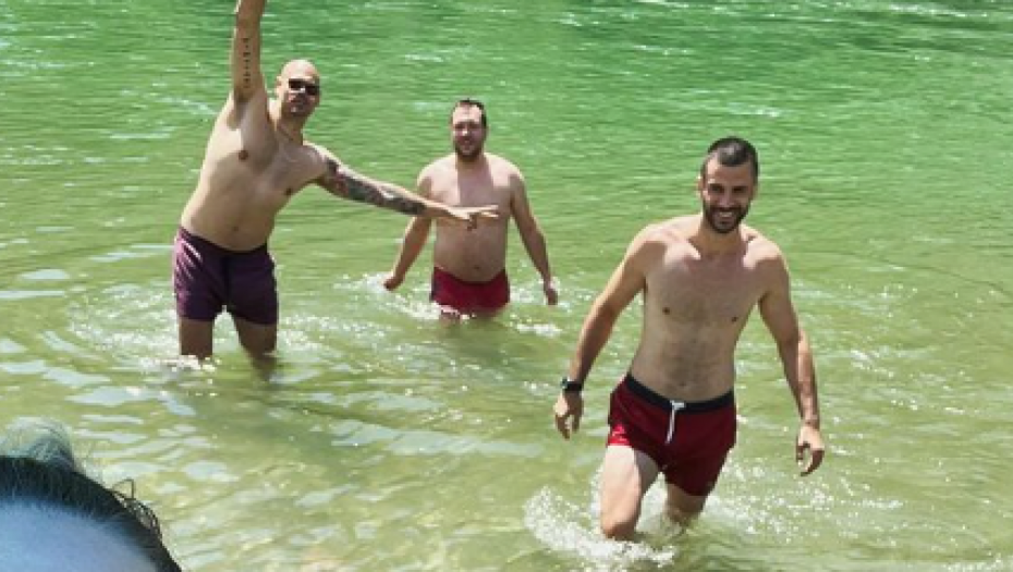 JOKIĆ NIJE JEDINI NA DRINI, TU SU I ZVEZDINE LEGENDE Kao u dobra stara vremena, ponovo na okupu, a u pozadini grmi Bajin hit (VIDEO)