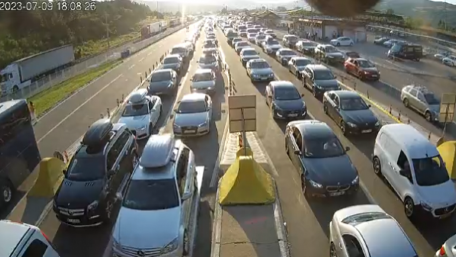 PUTNIČKA VOZILA ČEKAJU PO ČETIRI SATA NA IZLAZU IZ SRBIJE! Velika gužva na ovom graničnom prelazu