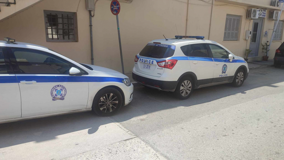 MEŠTANI ČULI VRISKE I ODMAH POZVALI POLICIJU Muškarac izbo devojku nožem i pobegao sa lica mesta