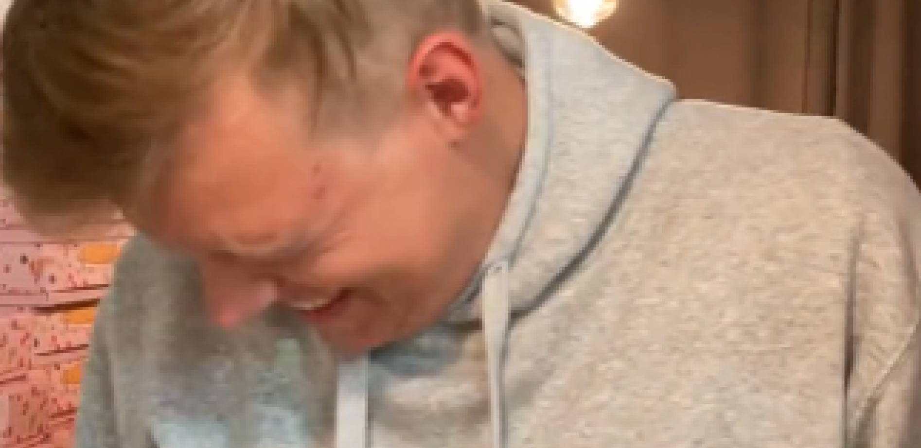 KAKO JE TEK ŽENE PIJU? Amerikanac probao rakiju, nije mu bilo dobro, počeo da plače (VIDEO)