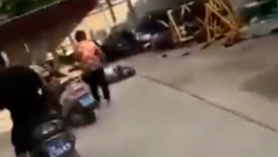 (UZNEMIRUJUĆI VIDEO) SNIMAK JEZIVOG MASAKRA U KINI Deca, roditelji i vaspitač leže mrtvi na zemlji