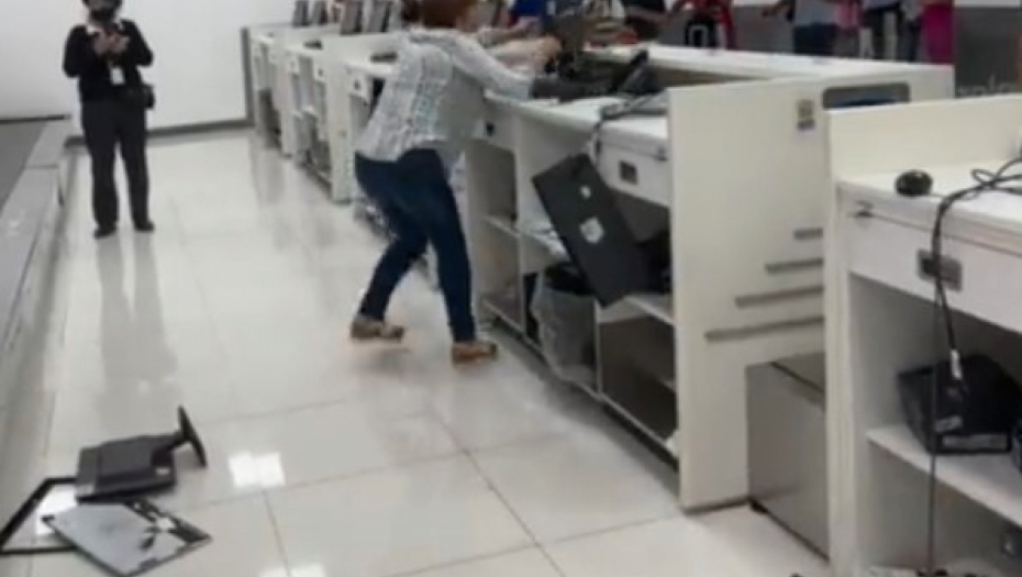 GOSPOĐA PREŠLA IGRICU Razjarena žena demolirala pola aerodroma, ljudi se krste