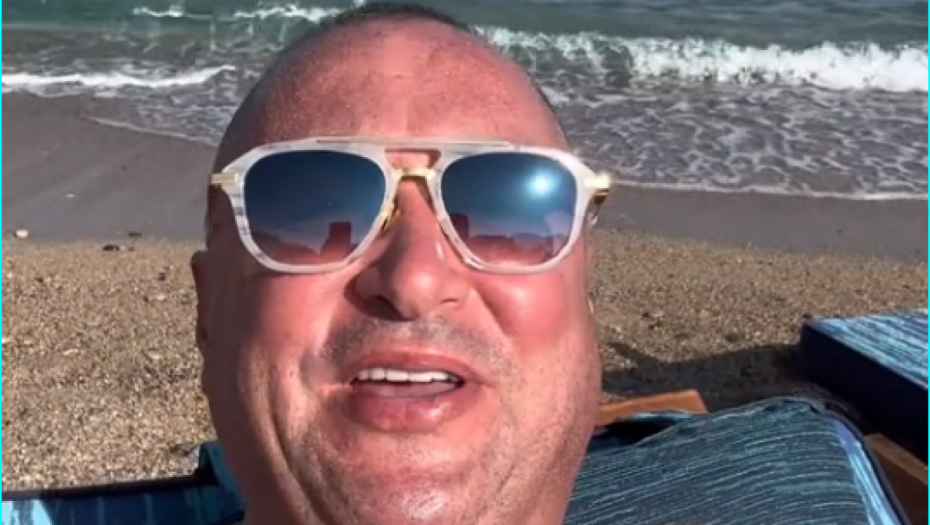 ĐANI NASMEJAO SVE DO SUZA Pevač podelio snimak sa plaže, a evo ko mu je pravio društvo! (VIDEO)