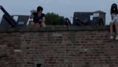 OVO JE UŽAS Snimak devojčice koja mlati nogama iznad ambisa na Kalemegdanskoj tvrđavi, dok majka mirno sedi, razbesneo sve