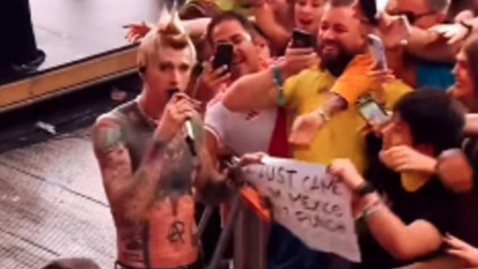 POZNATI PEVAČ OŠAMARIO FANA NA NASTUPU Krvnički nasrnuo na njega, a onda uradio nešto bizarno! (VIDEO)